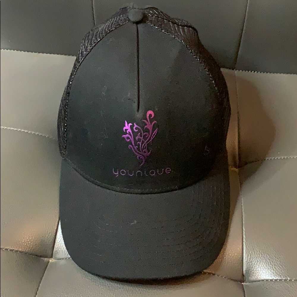 Younique pony tail trucker hat black